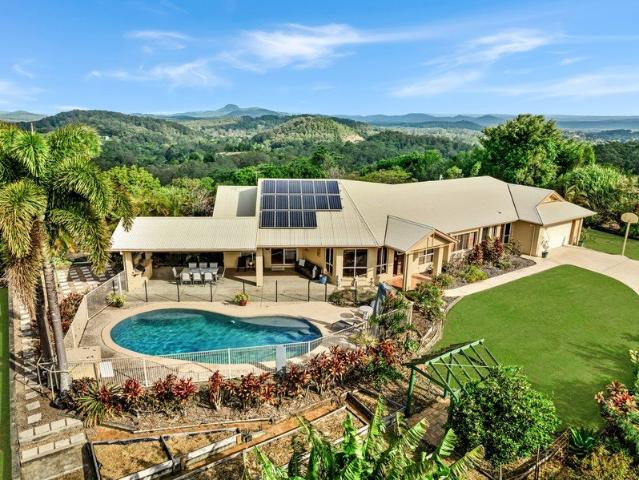CHARMING HINTERLAND HOME WITH MAGNIFICENT MOUNTAIN VIEWS