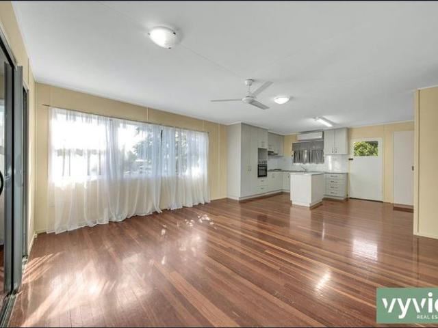 Charming Highset Home in a Prime West Gladstone Location