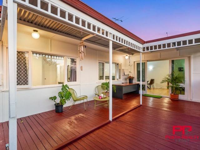 Charming Hills Retreat with Breathtaking 120° Panoramic Views 1,012m² Block | Subdivision Potential