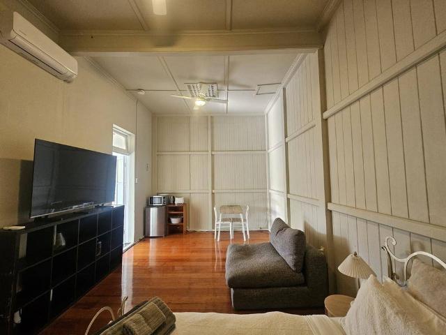 Charming & Historic Living: Deluxe Heritage Queen Room