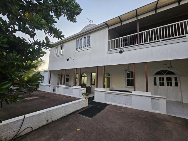 Charming & Historic Living: Private Queen Room with Ensuite