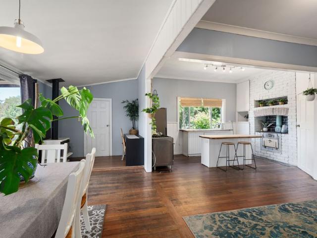 CHARMING HOME ON ELEVATED TOWN BLOCK