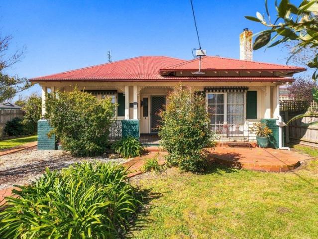 Charming home or Invesment oppotunity!