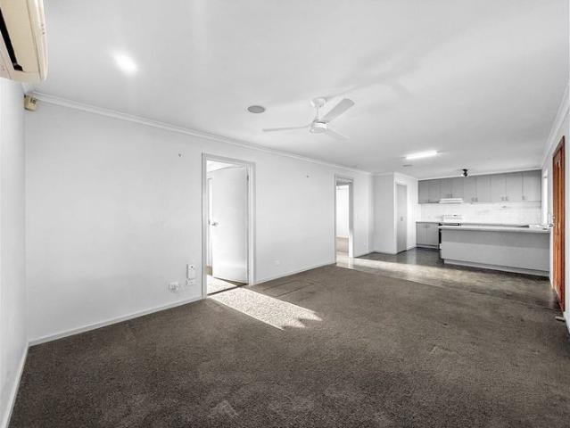 CHARMING HOME CLOSE TO TOWN, TRANSPORT & SCHOOL
