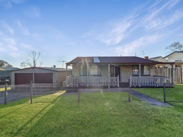 CHARMING HOME CLOSE TO TOWN, TRANSPORT & SCHOOL