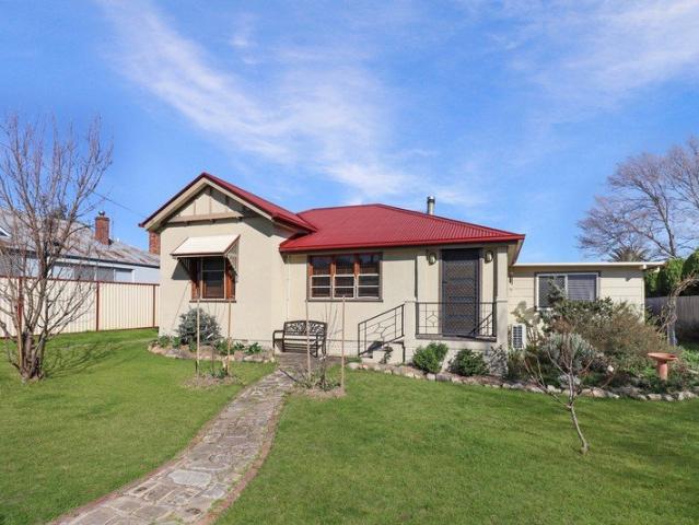 Charming Home, Cottage Gardens & Exceptional Shedding
