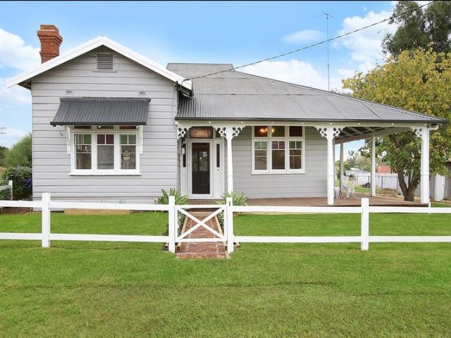 CHARMING HOME FULL OF CHARACTER