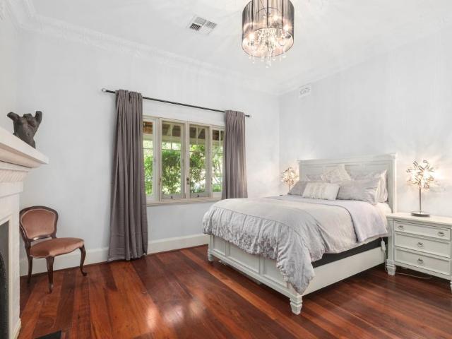 Charming Home in Nedlands gardening included!