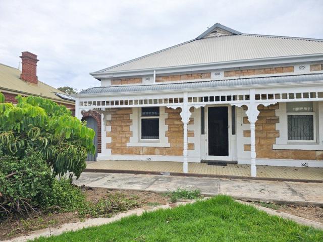 CHARMING HOME IN A VIBRANT LOCATION!