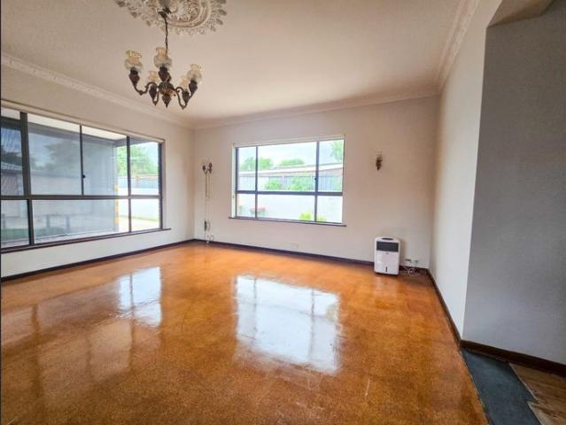 CHARMING HOME IN A VIBRANT LOCATION!