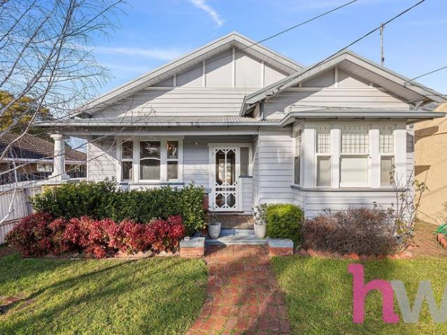 Charming Home in an Unbeatable Pakington Street Location!