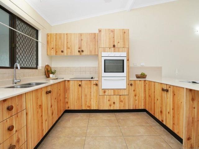CHARMING HOME IN CONVENIENT LOCATION!