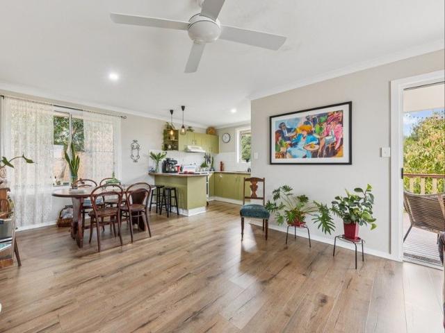 Charming Home In Desired Maclean Position