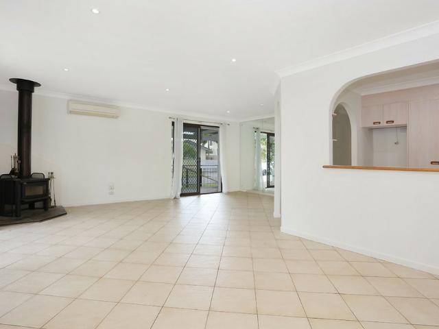 CHARMING HOME IN PRESTIGE WATERFRONT PRECINCT