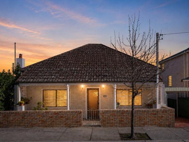 Charming Home in Prime Ashfield Location Bordering Summer Hill