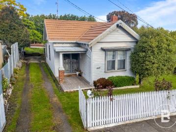 CHARMING HOME IN PRIME LOCATION ON LARGE ALLOTMENT