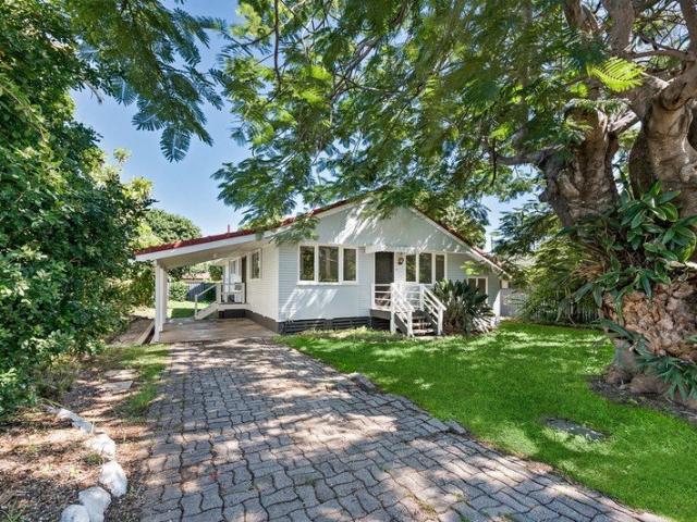 CHARMING HOME IN PRIME LOCATION!