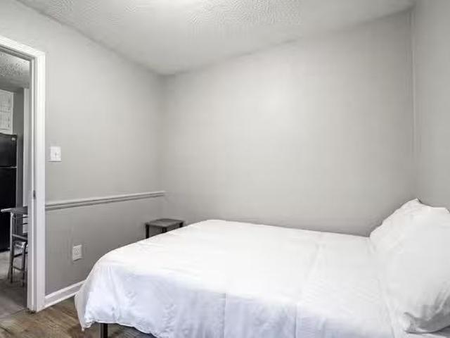 Charming Home in Quiet Cul de Sac 2 Fridges Included! id. 9.