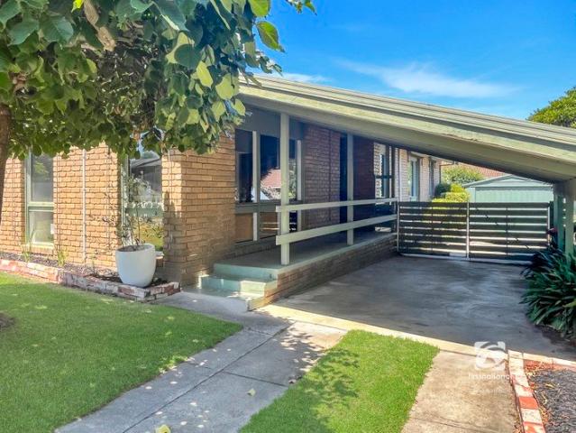 CHARMING HOME IN QUIET COURT LOCATION!