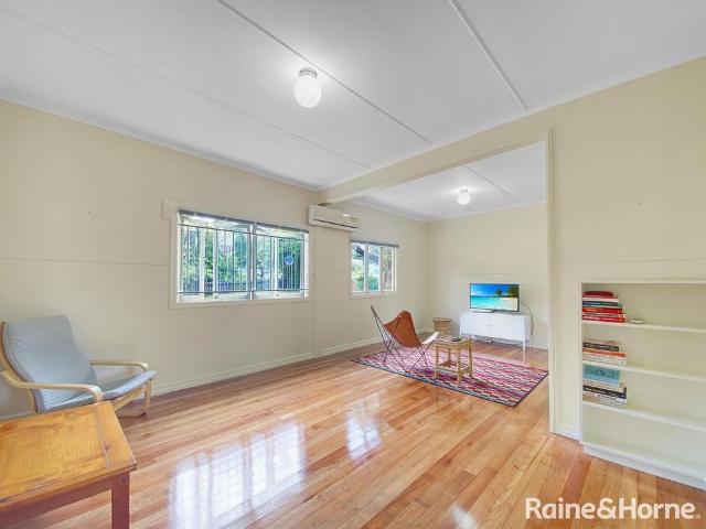 Charming Home in Quiet, Tree lined Street!