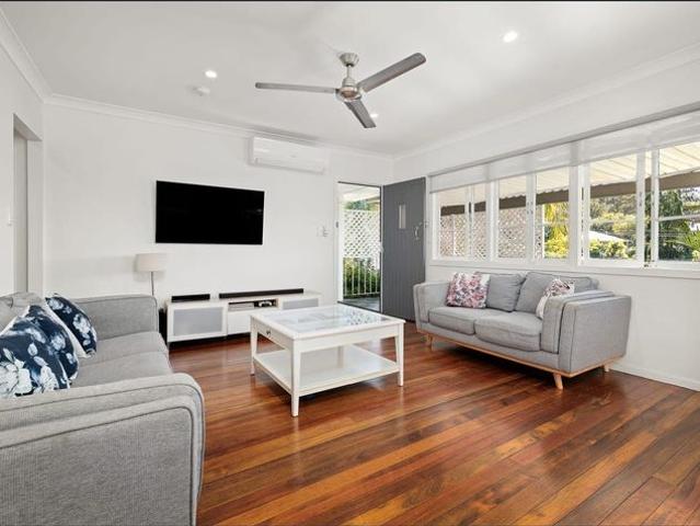 Charming Home in Sought After Holland Park!