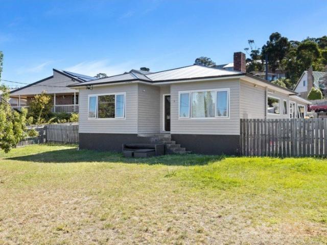 Charming Home Located In Central Location!