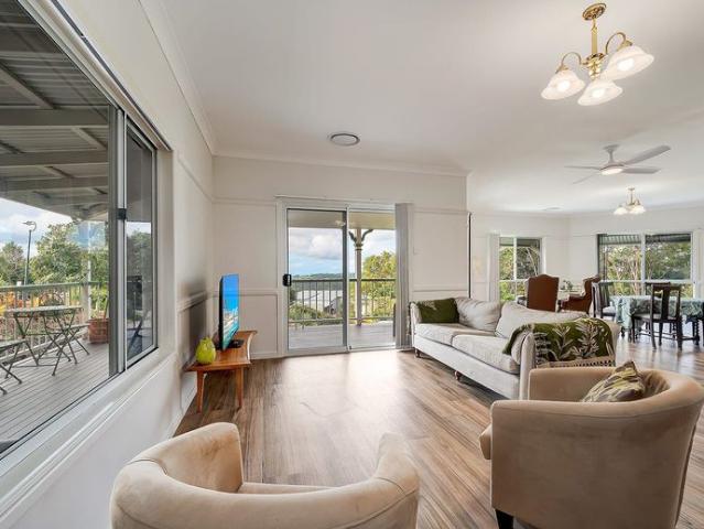 CHARMING HOME WITH COASTAL VIEWS