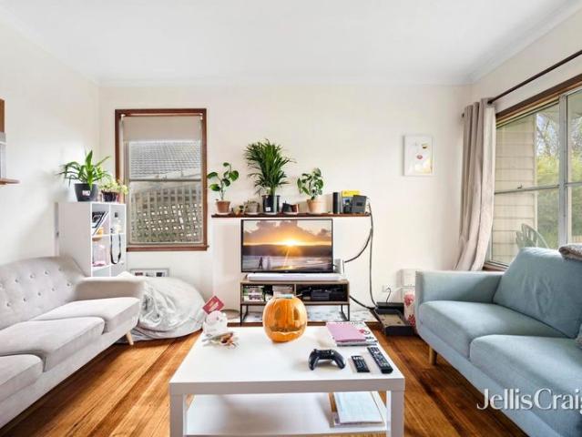 Charming home with central heating & spacious yard