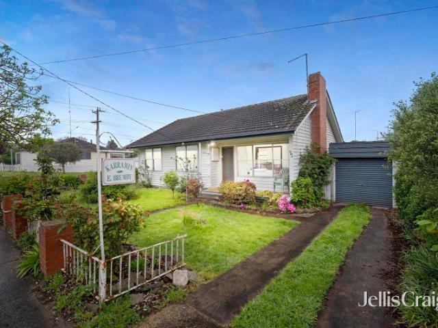 Charming home with central heating & spacious yard