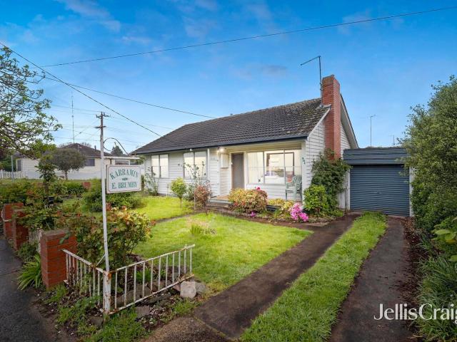 Charming home with central heating & spacious yard