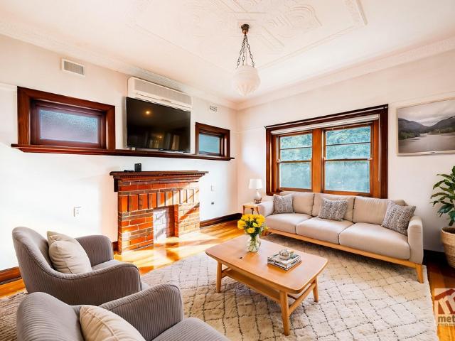 CHARMING HOME WITH FLEXIBLE FLOORPLAN!