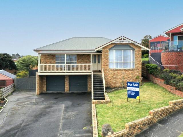 HOME WITH IMPRESSIVE VIEWS