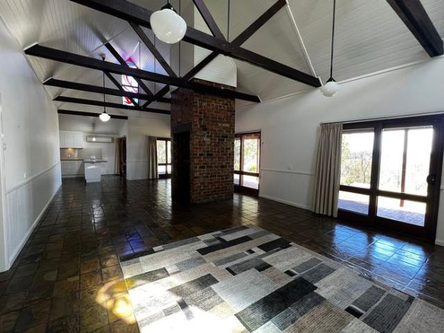 CHARMING HOME WITH RIVER VIEWS!
