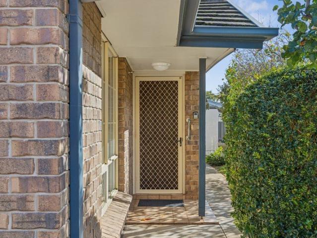 Charming Homette ~ Prime Popular Location ~ Quiet Street with a Beautiful Garden