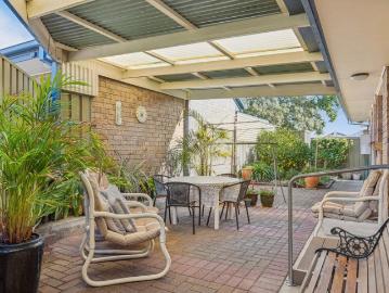 Charming Homette ~ Prime Popular Location ~ Quiet Street with a Beautiful Garden