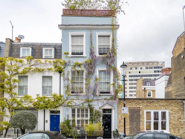 Charming house with conservatory and roof terrace moments away from Notting Hill