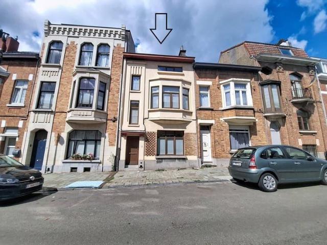 Charming house with west facing garden