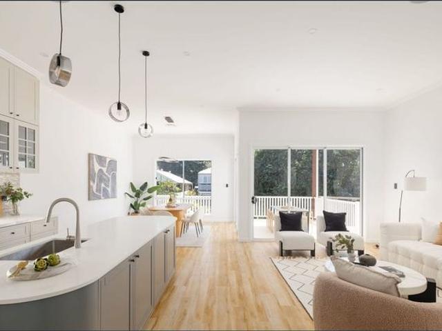 Charming House at 154 Cracknell Street, Tarragindi，available Now，9 mins to city