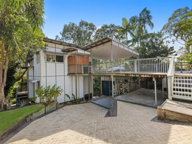 Charming House for Rent in Beautiful Coolum Beach Watch the Sunset from the Balcony
