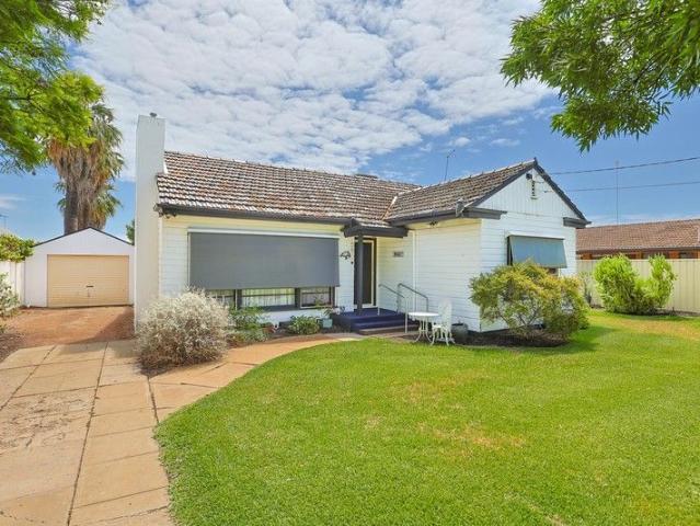 Charming Inner City cottage on college lease land