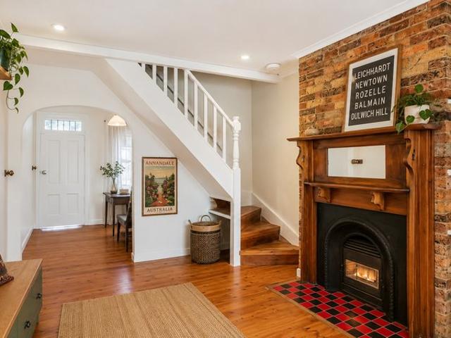 CHARMING INNER CITY TERRACE WITH STUDY & SUNNY COURTYARD