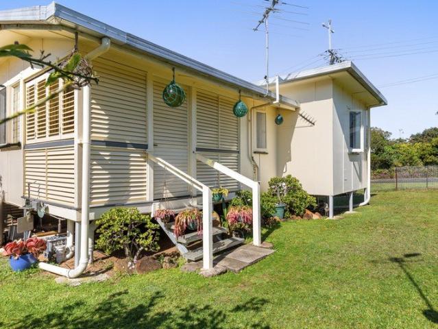 CHARMING ISLAND COTTAGE JUST METRES FROM BRADBURY'S BEACH
