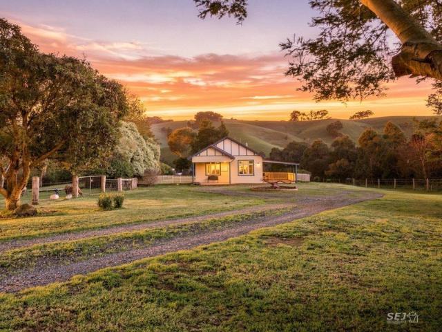 Charming Kardella country home!