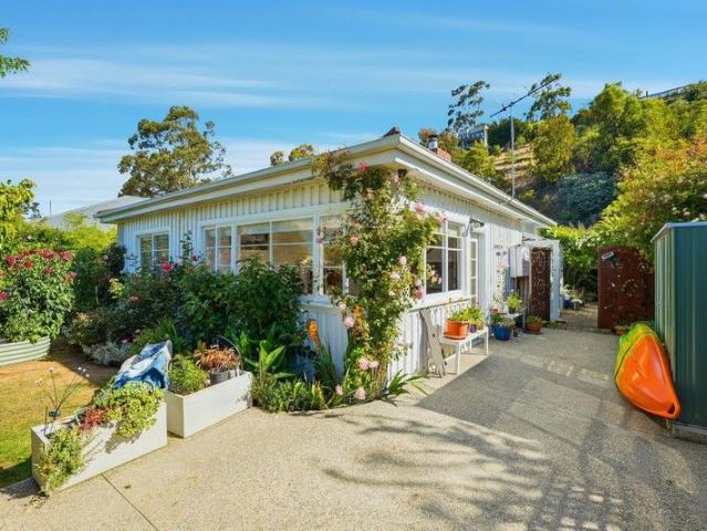 Charming Kingston Beach Cottage with Studio & Storybook Gardens