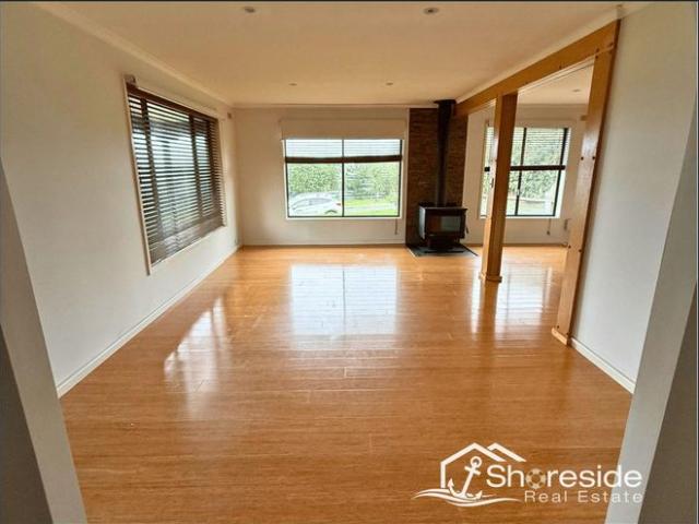 Charming Lakes Entrance Family Home