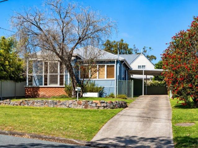 Charming Lakeside Cottage with Lifestyle Appeal