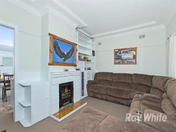 CHARMING LAKESIDE LIVING WITH LAWN MAINTENANCE INCLUDED