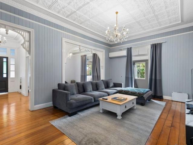 Charming Large Queenslander with plenty of room !