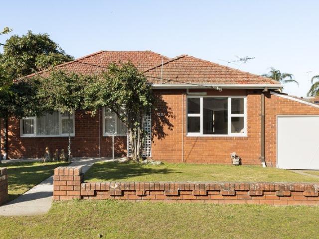 Charming Level Family Home with Endless Potential in a Quiet Cul de Sac