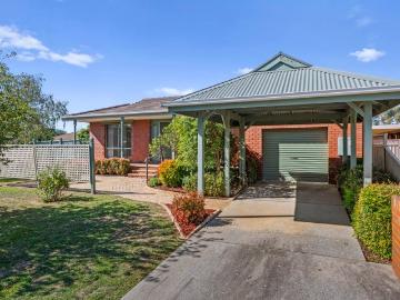 Charming Locally Built Townhouse in a Quiet Benalla Court Location